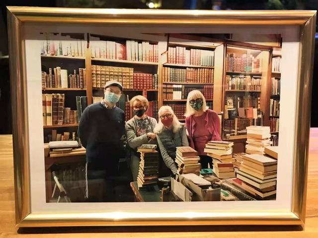 作者与阿果西书局的店老板三姐妹 刘凌宇摄