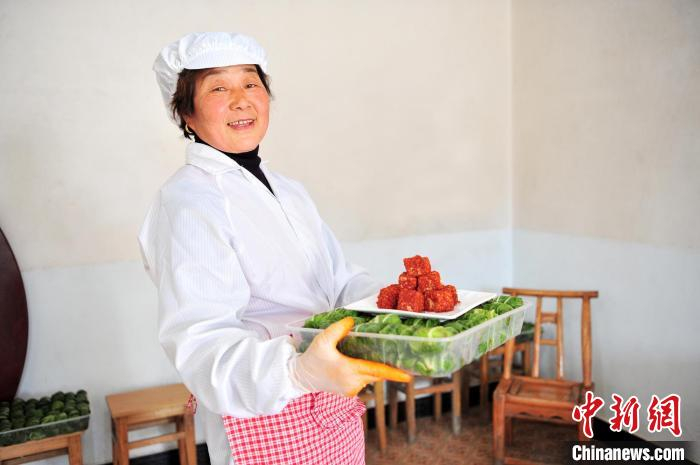 茶农通过生产豆腐乳在家门口实现了就业增收。　张国荣 摄