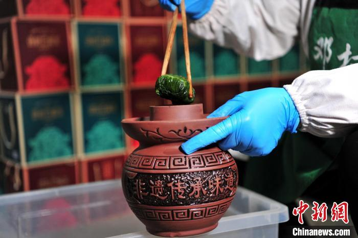 工人将腐乳装坛。　张国荣 摄