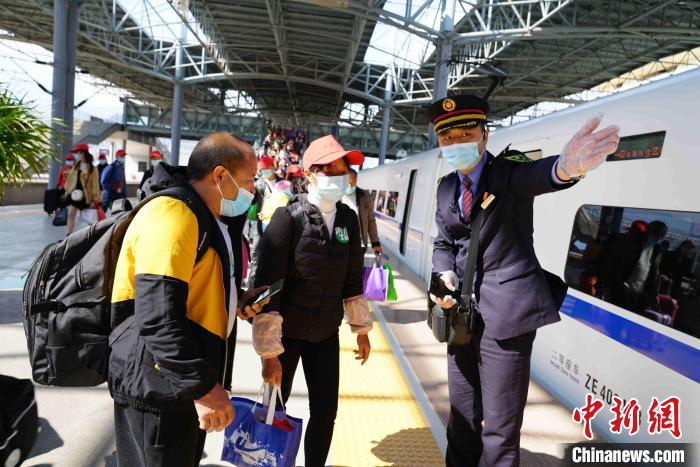 图为云南民众搭乘动车组列车出行。　胡芃 摄
