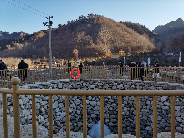 石头垒成的井，是广场上的一景，也是农村生活的象征。新京报记者 王颖 摄