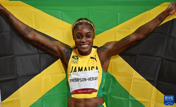 这是2021年7月31日，牙买加选手伊莱恩·汤普森夺得东京奥运会田径比赛女子100米冠军后庆祝。新华社记者 贾宇辰 摄