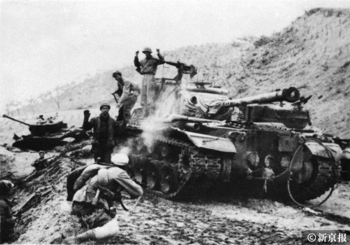 1951年5月，朝鲜江口洞，美国陆军第24步兵师坦克队士兵向中国人民志愿军第20军59师战士举手投降。 张崇岫 摄