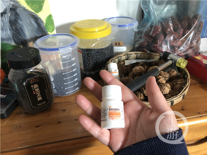 △小林每晚都会把阿司匹林锤成药粉洗头