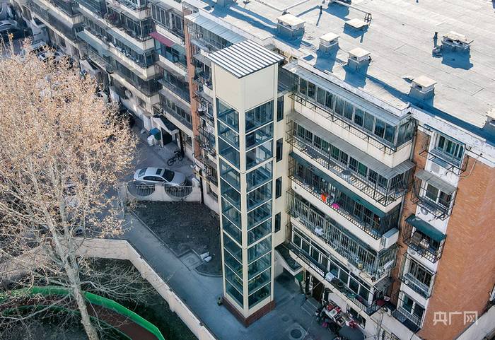 新兴街卫华里社区同安南里4号楼1门加装电梯（央广网发  天津市和平区供图）