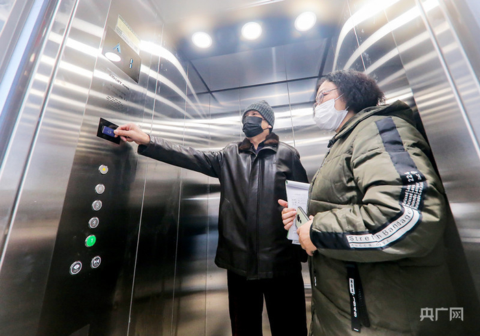 居民体验加装的电梯（央广网发  天津市和平区供图）