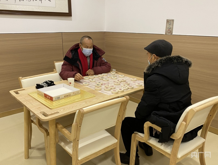 老人们在养老服务中心下棋崇州市委宣传部供图