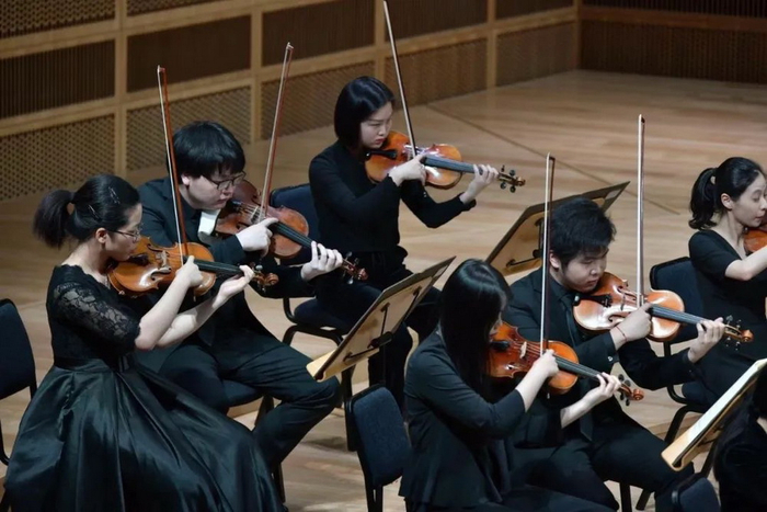3月，上海乐队学院学生孙揽月（后排 左三）在天津茱莉亚管弦乐团演出