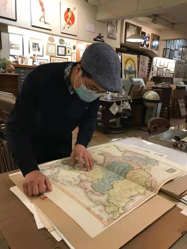 如彩色镜面一样的手工上色中国地图 刘凌宇摄