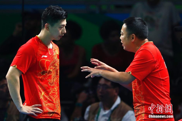 图为刘国梁在场边指导马龙。中新网记者 富田 摄