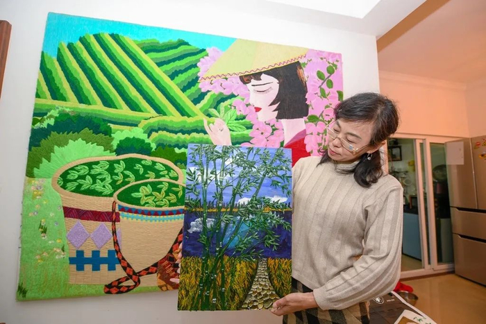 ▲海口社会福利院的手工老师范艳艳用瓜子壳和甘蔗皮制作的作品《竹林》。她经常利用废旧报纸、旧衣布料、碎玻璃瓦砾等物品进行创作，将废旧物品华丽变身成高尚典雅的艺术作品。