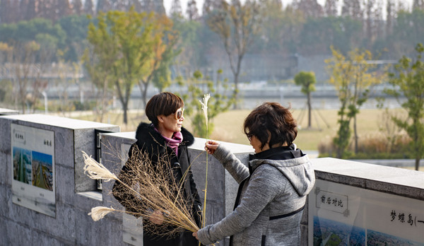 图说：周末市民趁着阳光，登上水城门城楼登高望远。新民晚报记者 孙中钦 摄