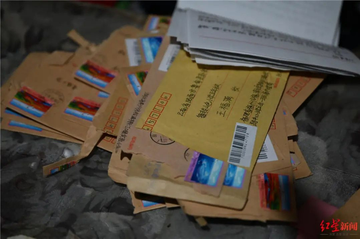 ▲王福满收到的同龄孩子们热情洋溢的来信