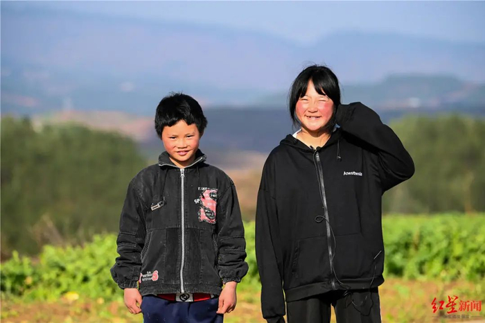 ▲曾经的“冰花男孩”王福满，和姐姐一起露出了微笑