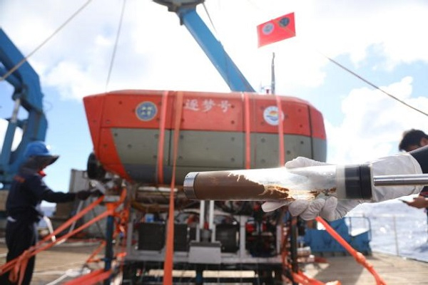 图说：沉积物取样