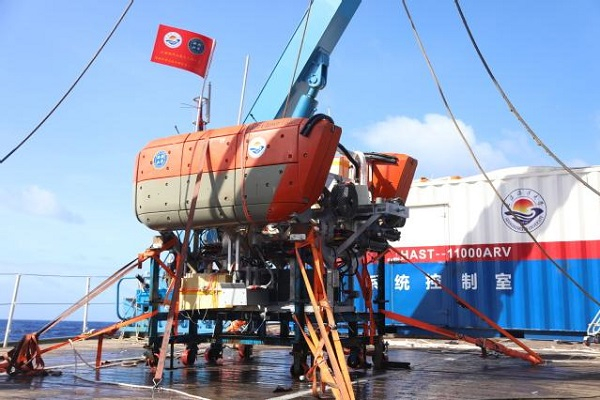 图说：逐梦号全海深无人潜水器及其水面控制室  采访对象供图（下同）
