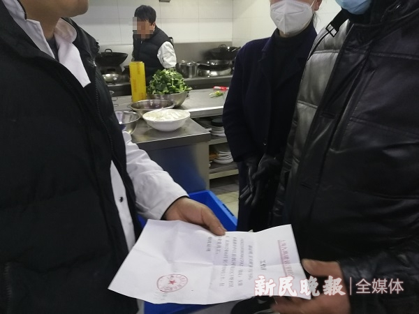 图说：夏先生拿着《工作证明》说左女士曾长期在此工作