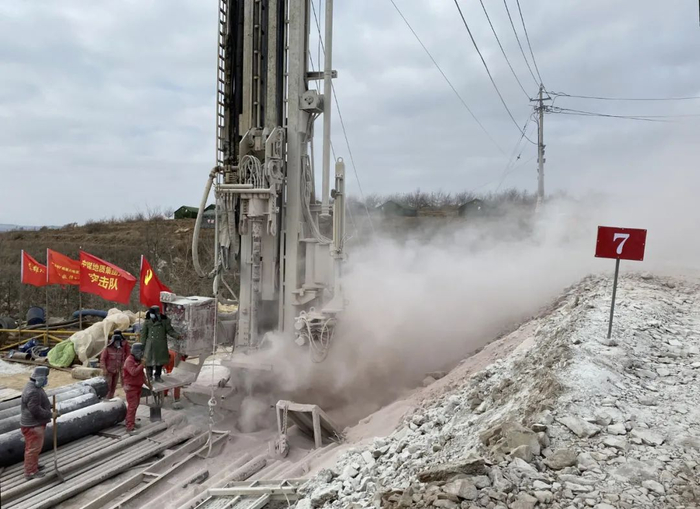 ▲11月20日上午11点多，7号钻孔救援人员正在作业。新京报记者 乔迟 摄