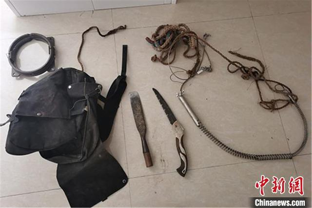 遂川警方缴获的钢丝兽套等作案工具。 江西省遂川县公安局森林分局供图