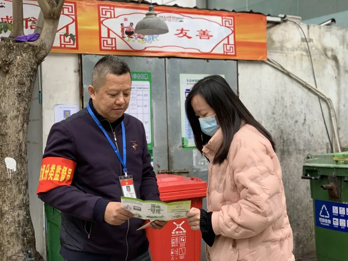 ▲海口龙华区金贸街道世贸社区垃圾分类监督员陈少伟在社区内的垃圾投放处向居民宣传垃圾分类知识。多年来，他和妻儿把营造“文明家庭”作为家庭建设的主要目标，积极宣传绿色环保理念。