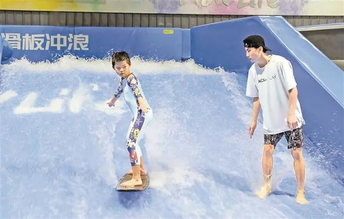 目前室内冲浪运动爱好者以8至13岁的儿童为主。受访单位 供图