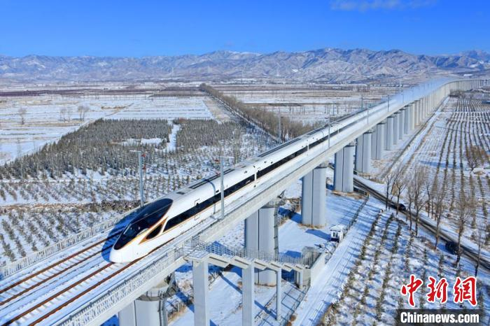 CR400BF-G型复兴号高寒动车组具有安全稳定、耐高寒、抗风雪等特点。　罗春晓 摄