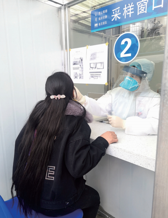 昨天，市民在昆明市第三人民医院核酸检测窗口进行采样 供图