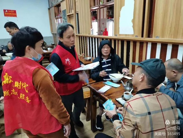 ▲2020年12月18日，海口市琼山区巴伦社区“益·老爸茶”志愿者在上丹路上丹缘茶店进行现场宣讲，宣读海口市琼山区生活垃圾分类之居民区垃圾分类指南。