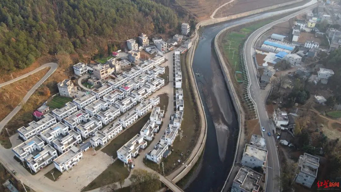 ▲鲁甸县新街镇闪桥村桥边集中安置点