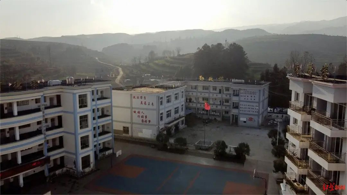 ▲“冰花男孩”王福满如今就读的新街镇中心学校