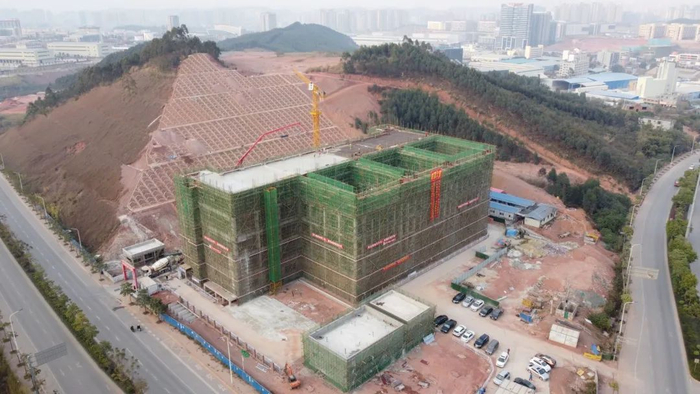 (建设中的220千伏利华送变电工程 通讯员 左召南/摄)