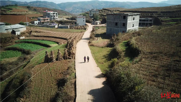 ▲转山包村孩子的崭新返校路