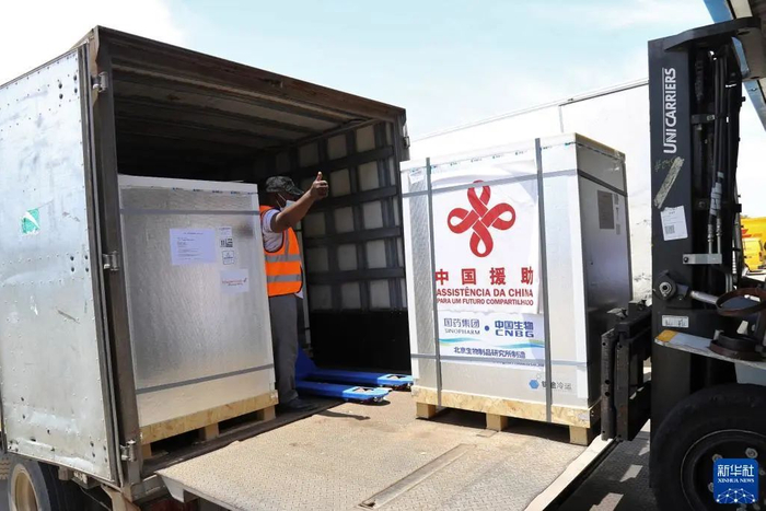 在莫桑比克首都马普托的机场，工作人员准备将中国援助莫桑比克的新一批新冠疫苗转运至莫国家药品仓库。图片来源：新华网