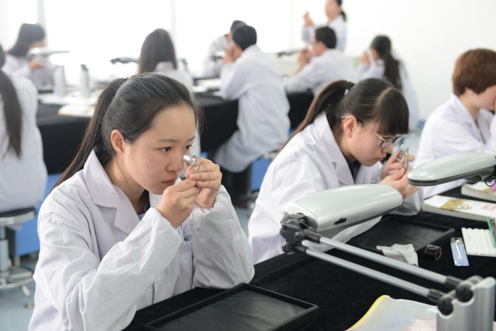 　　兰州资源环境职业技术大学地质和珠宝学院学生参加实训。（受访者供图）