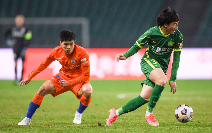 谢龙飞（右）上演中超首秀。图/IC photo