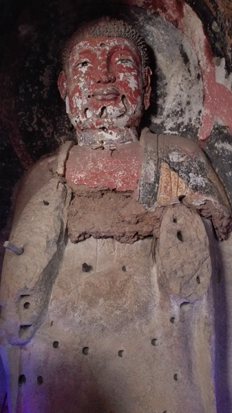 布满钻孔的北魏造像（央广网发 昔阳新闻办供图）