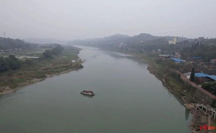 渡船连接水心坝和白马镇两岸