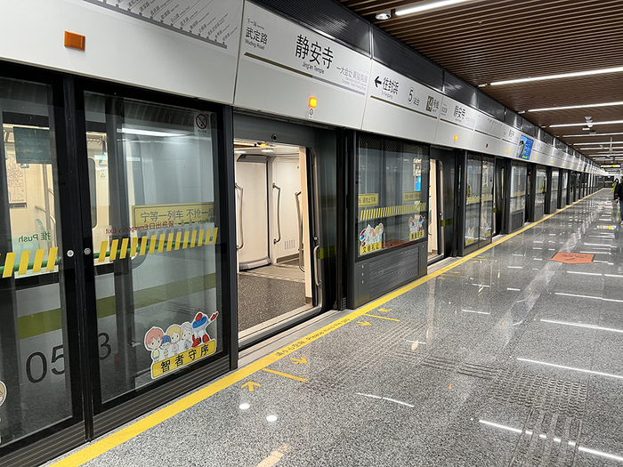 2021年12月30日，上海地铁14号线静安寺站。  澎湃新闻记者 陈逸欣 图