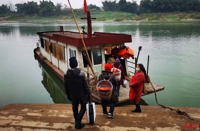 渡船靠岸上下乘客