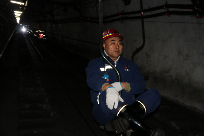 正在煤矿下井的王殿辉。
