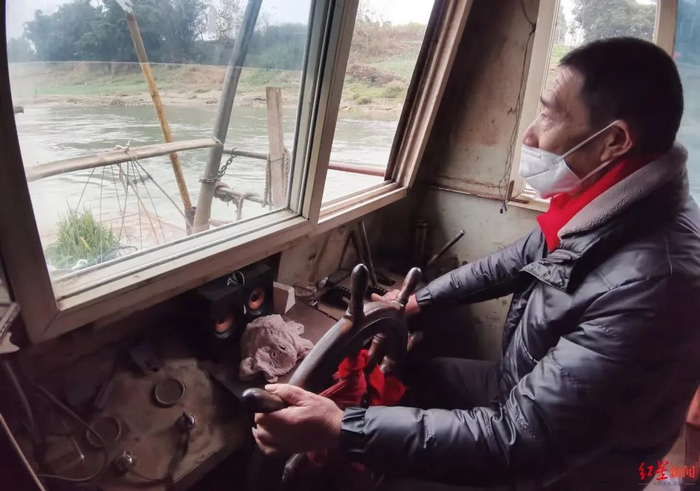 喻华文正在开船