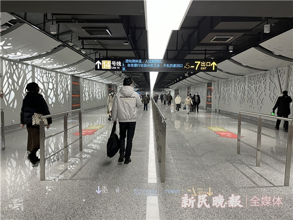 图说：14号线一大会址·黄陂南路站去换乘1号线的换乘通道内，可以双向通行，有时候会遇上人流相冲的问题