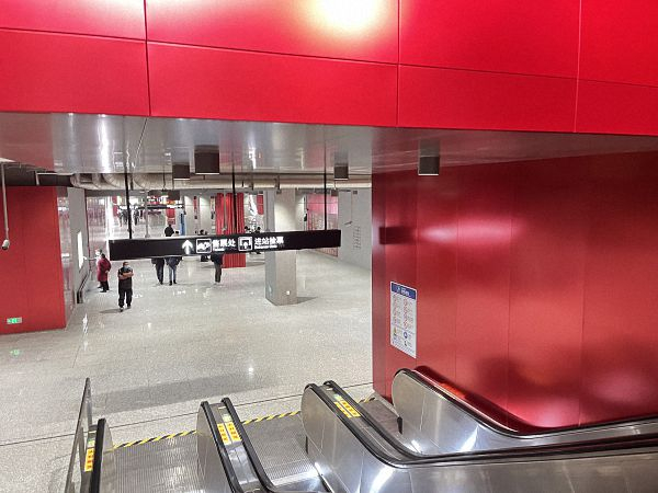 入站可见大片红色装饰