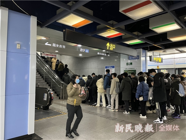 图说：8号线大世界站，这个自动扶梯尽管也能通往14号线，但仅贴了“出口”标识，缺少通往“14号线”的标识  裘颖琼 摄（下同）