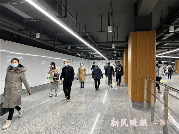 图说：14号线静安寺站去换乘2、7号线的换乘通道，同样可以双向通行，会遇上人流相冲的问题