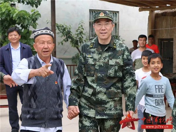 王爱国（中）此前在新疆工作