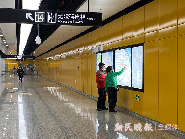 图说：乘客正在熟悉新的线路图  杨硕 摄