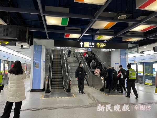 图说：8号线大世界站，这个自动扶梯就同时标上了“出口”和通往“14号线”的标识