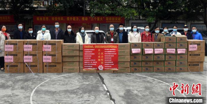 赵世福组织捐赠的抗疫物资，正式移交给东兴市新冠肺炎疫情防控指挥部。　蒋雪林 摄