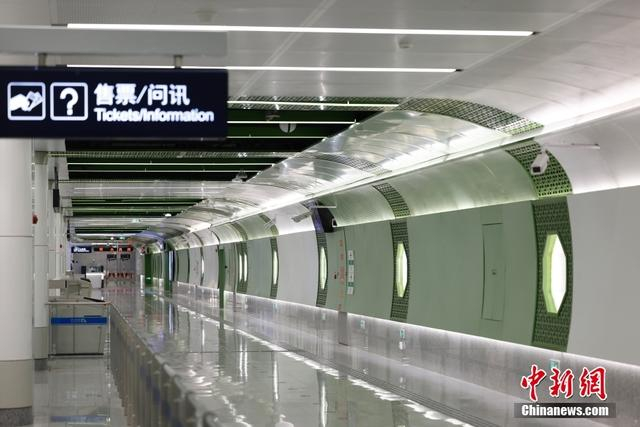 12月29日，北京地铁19号线新宫站内景。中新社记者 富田 摄